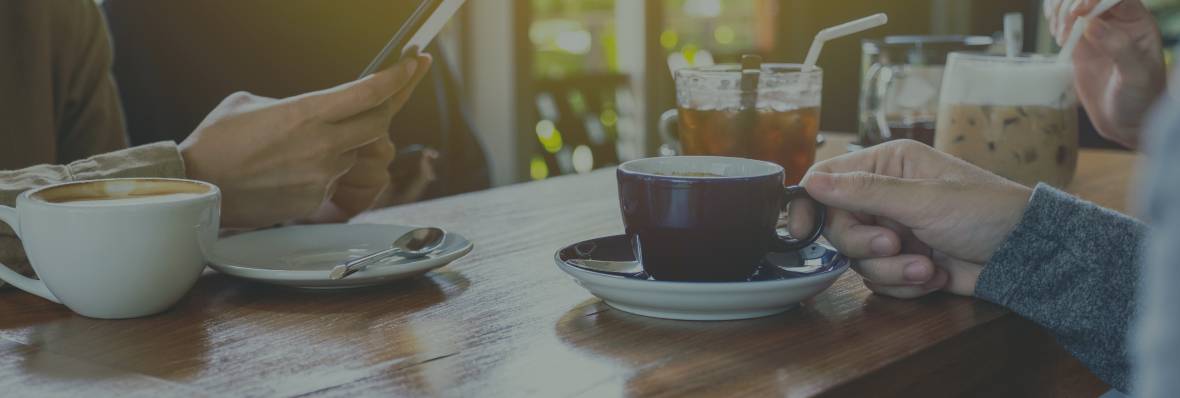 楽しそうにコーヒーを飲む人々