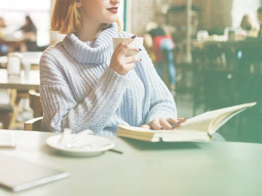 女性が楽しそうにコーヒーを飲んでいる